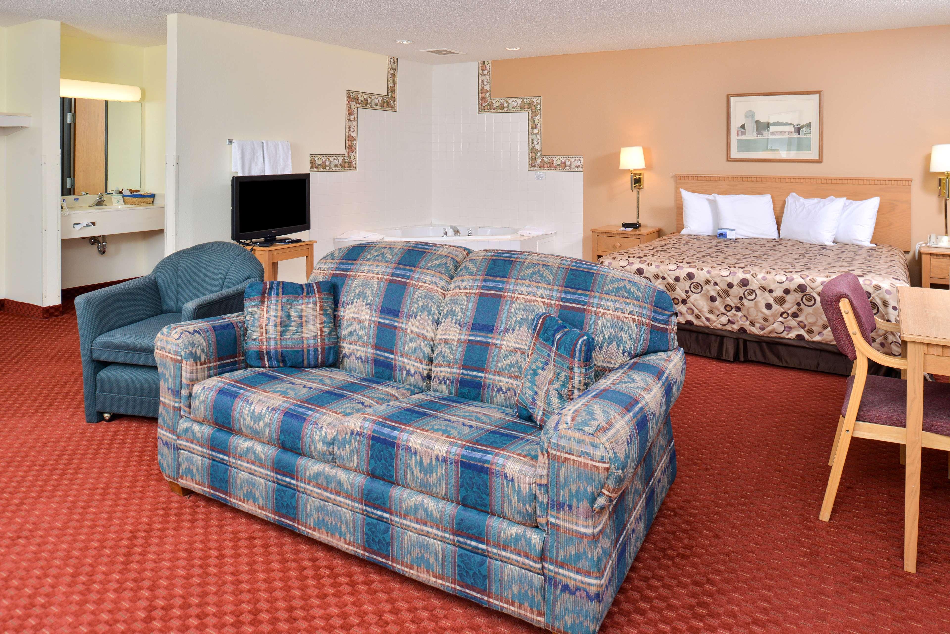 SUITE, KING BED, JETTED TUB