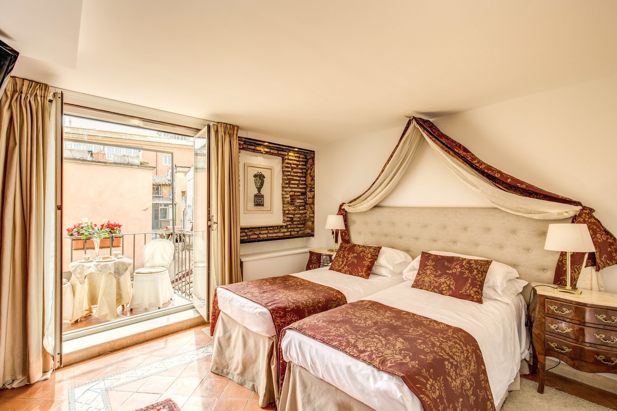 1 BEDROOM, SUPERIOR, DOUBLE OR TWIN BED, CITY VIEW, BALCONY