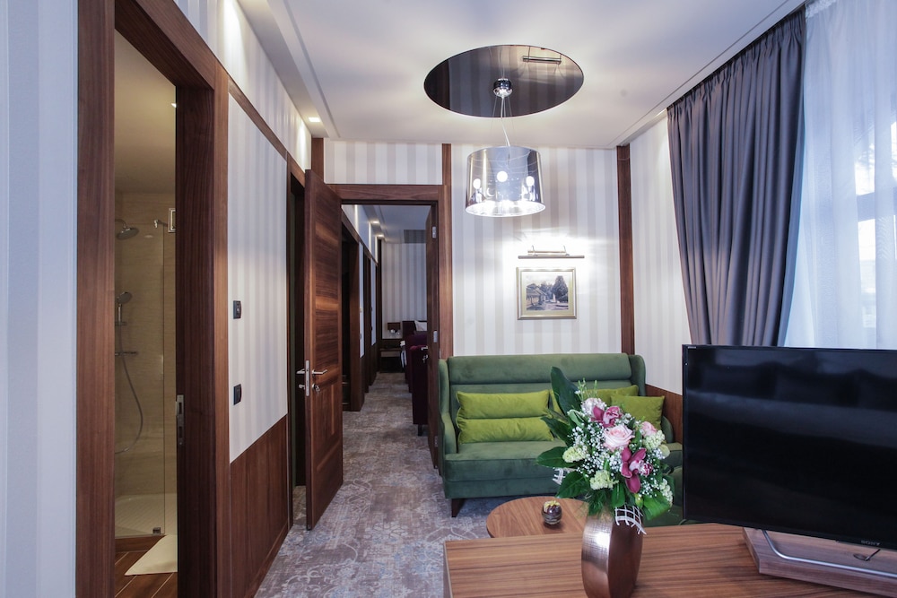 HERITAGE HOTEL KRONE 59/77