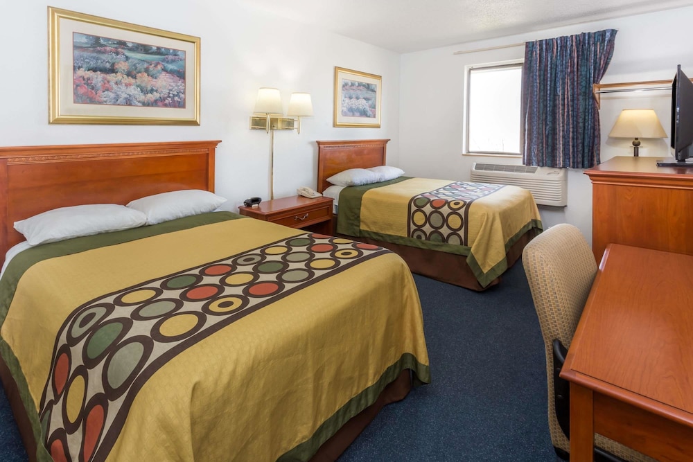 Super 8 by Wyndham Pontiac 10/25
