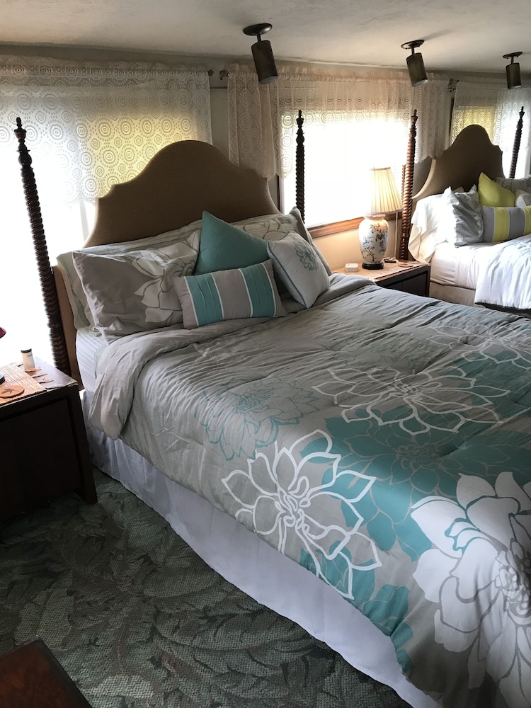 JASMINE, 2 QUEEN BEDS