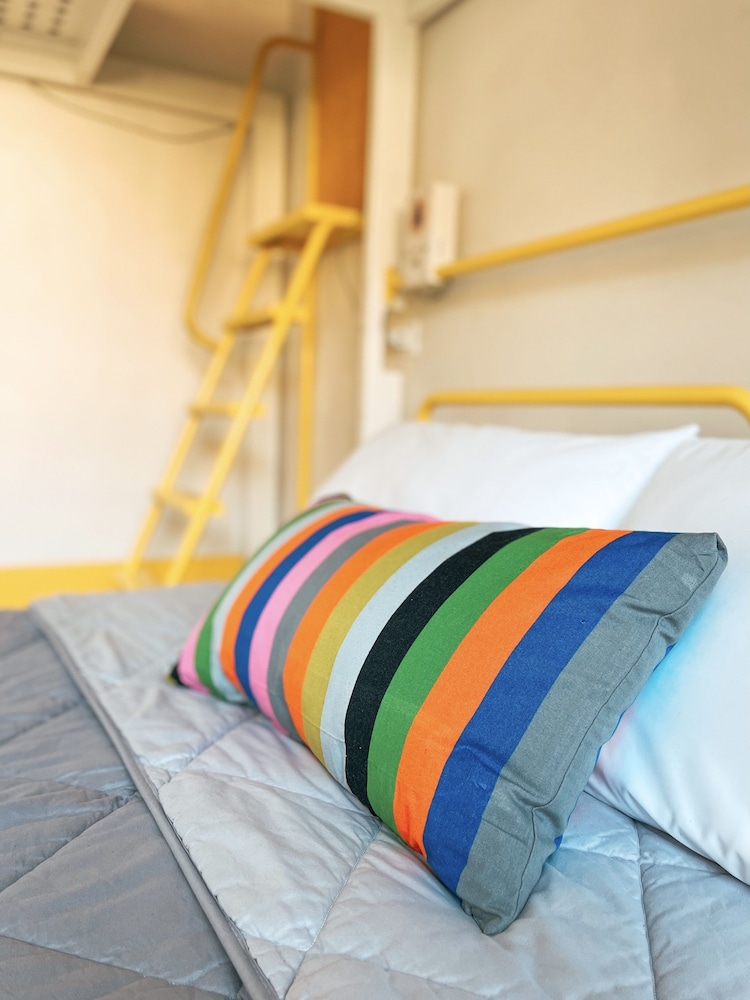 FEMALE DORM, FEMALE ONLY, 6 PEOPLE
