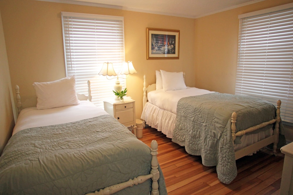 The Kennebunk Inn 10/50
