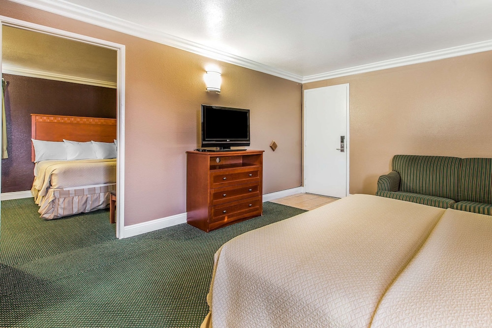 Rodeway Inn Ventura Midtown 13/48