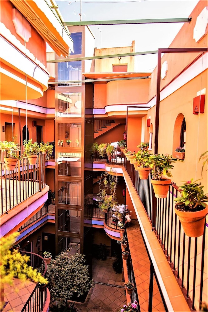 Patio De La Alameda 66/68