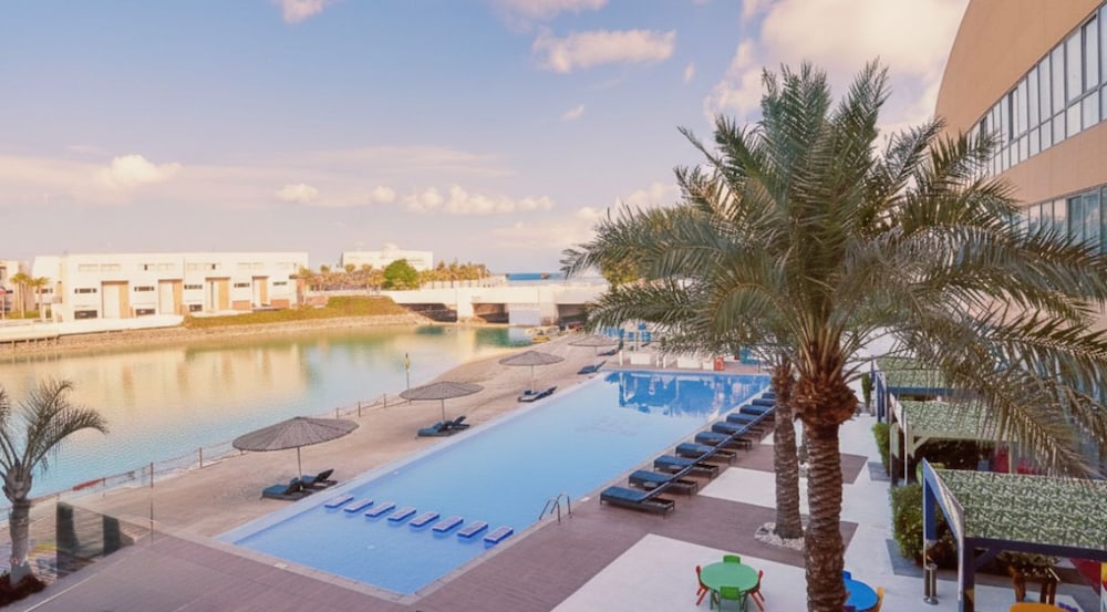 Dragon Hotel & Resort 25/50