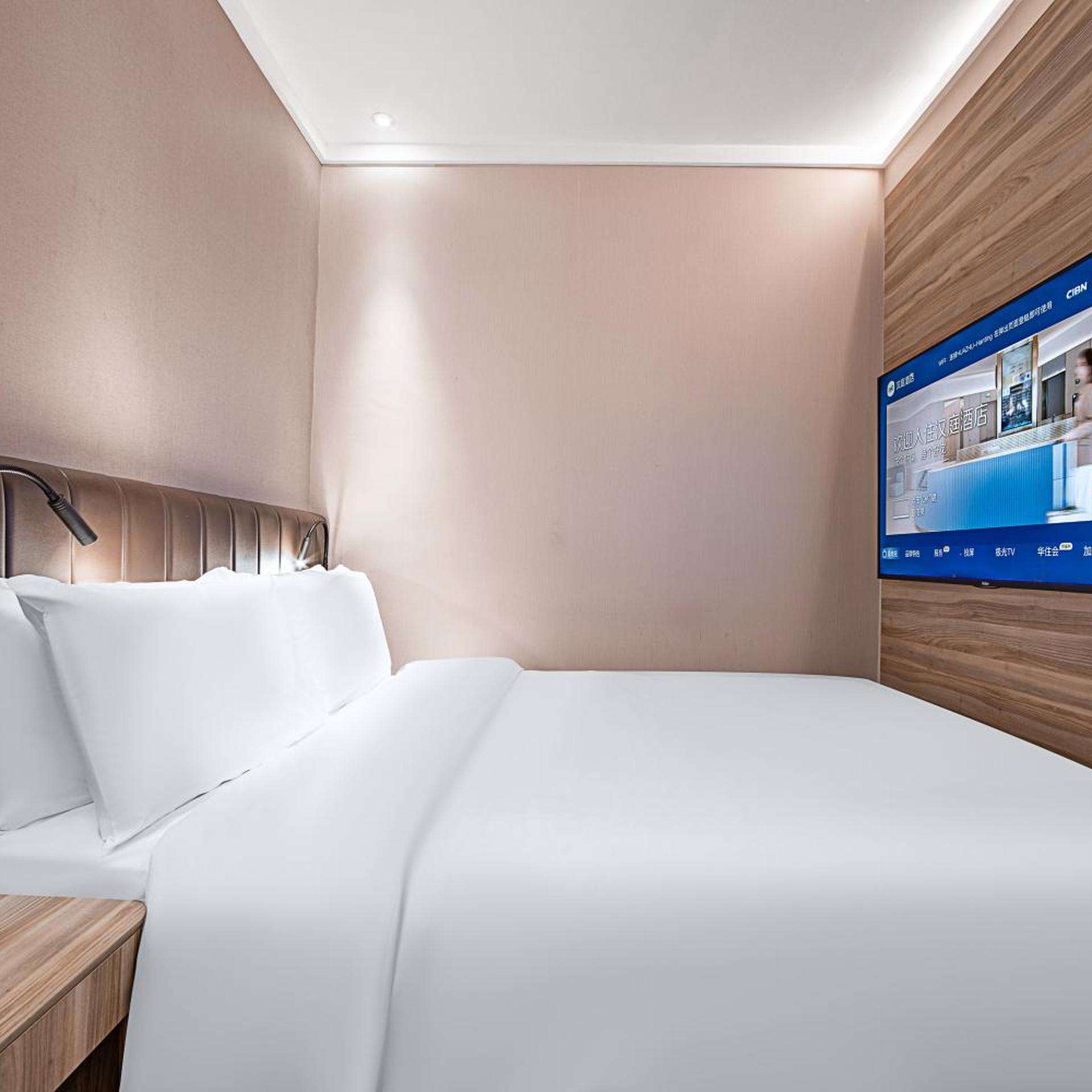 HanTing Premium Hotel (Shanghai Loushanguan Road Subway Station) 27/50