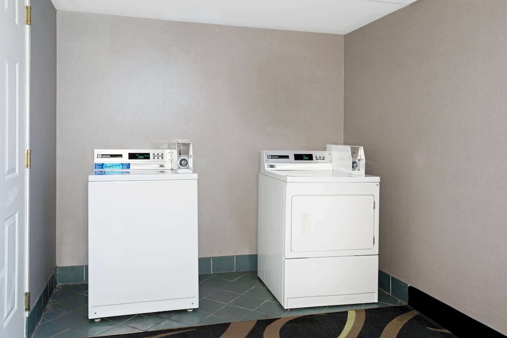 La Quinta Inn And Suites By Wyndham Tucson Airport 18/47