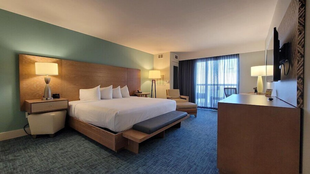 STANDARD, KING BED, BALCONY