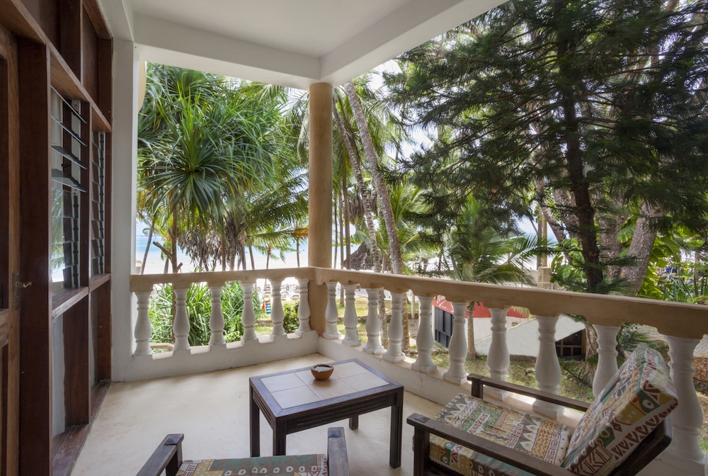 Blue Marlin Beach Hotel 2/50