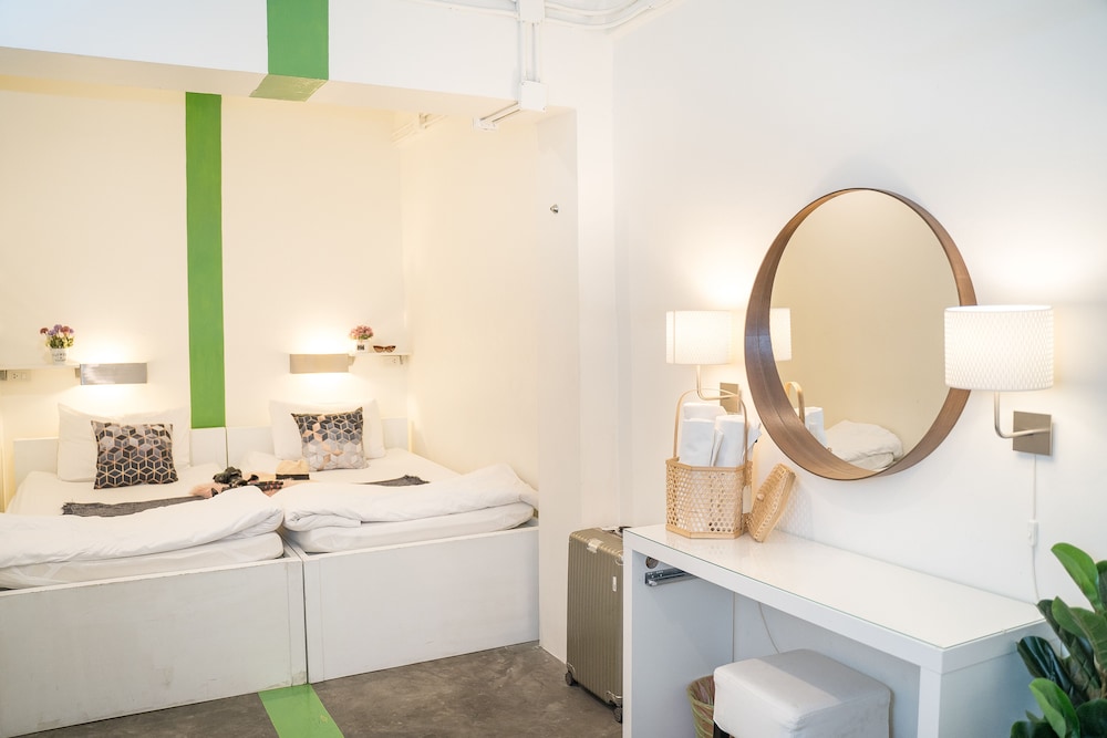 HQ HOSTEL SILOM 46/49