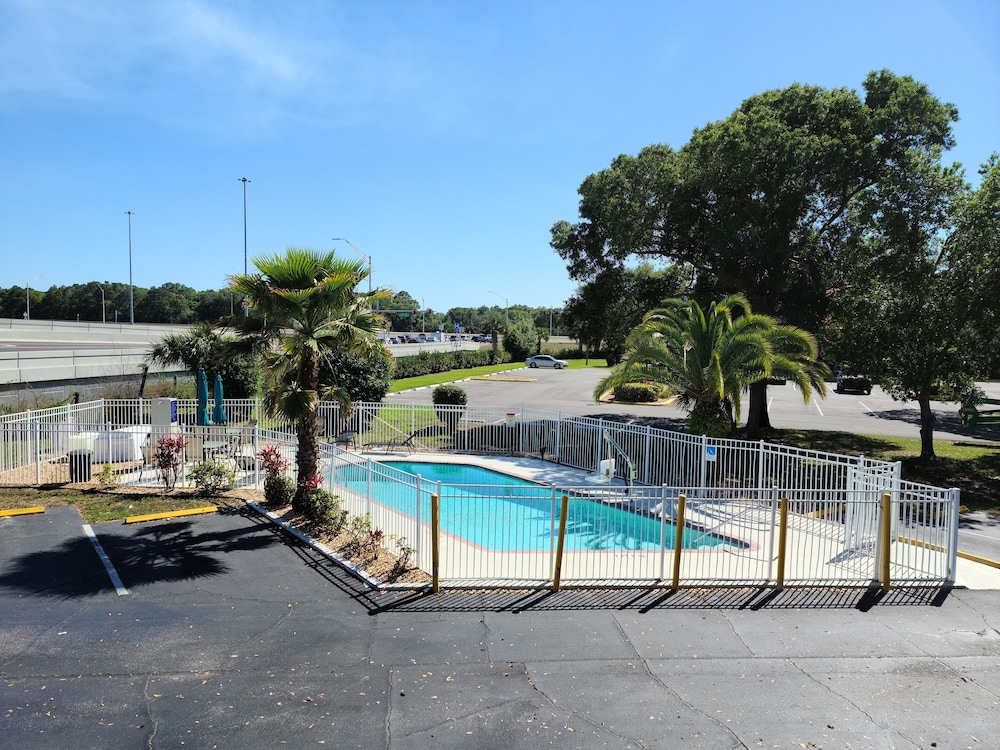 Days Inn by Wyndham Bradenton I-75 4/31