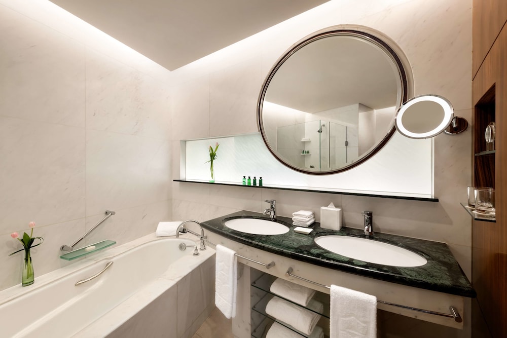 Pudong Shangri La 30/77