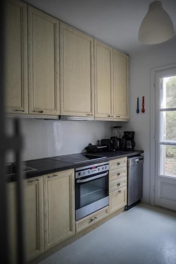 WHITE ROCK SUITES & VILLAS 6/50