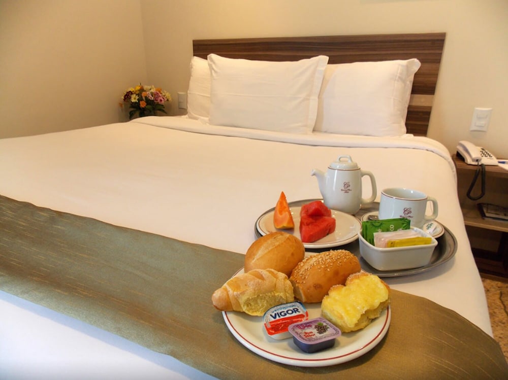 Colonial Plaza Hotel 26/68