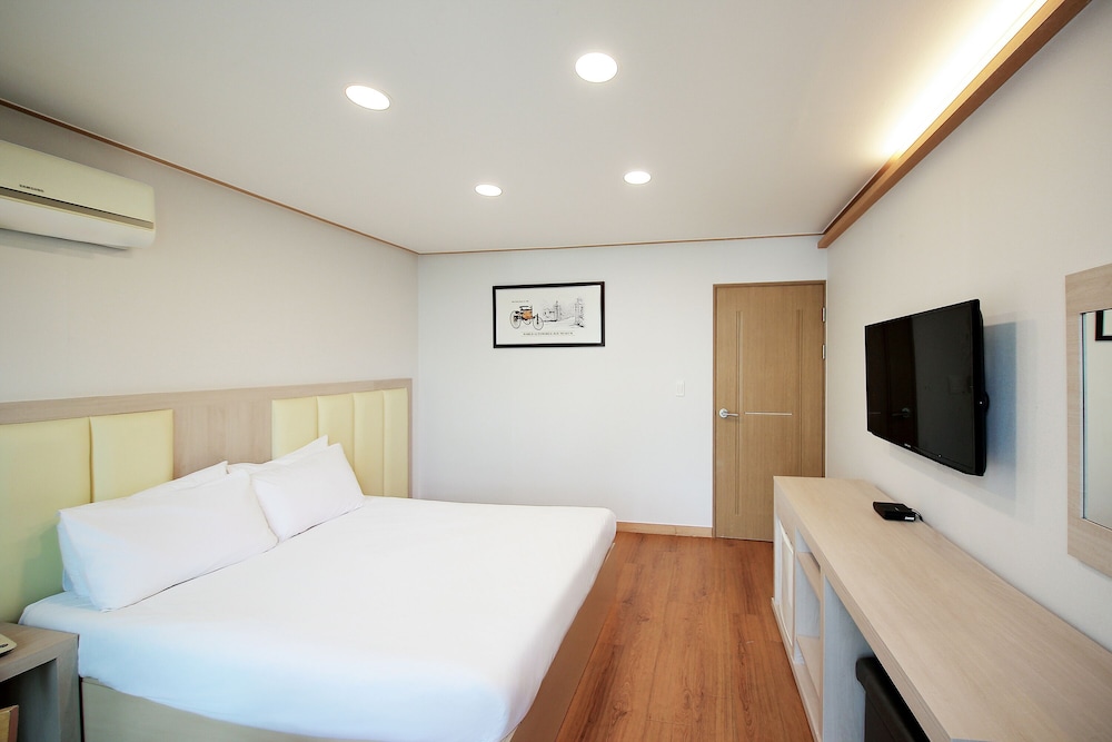 ROOM, DOUBLE BED, POOL SIDE