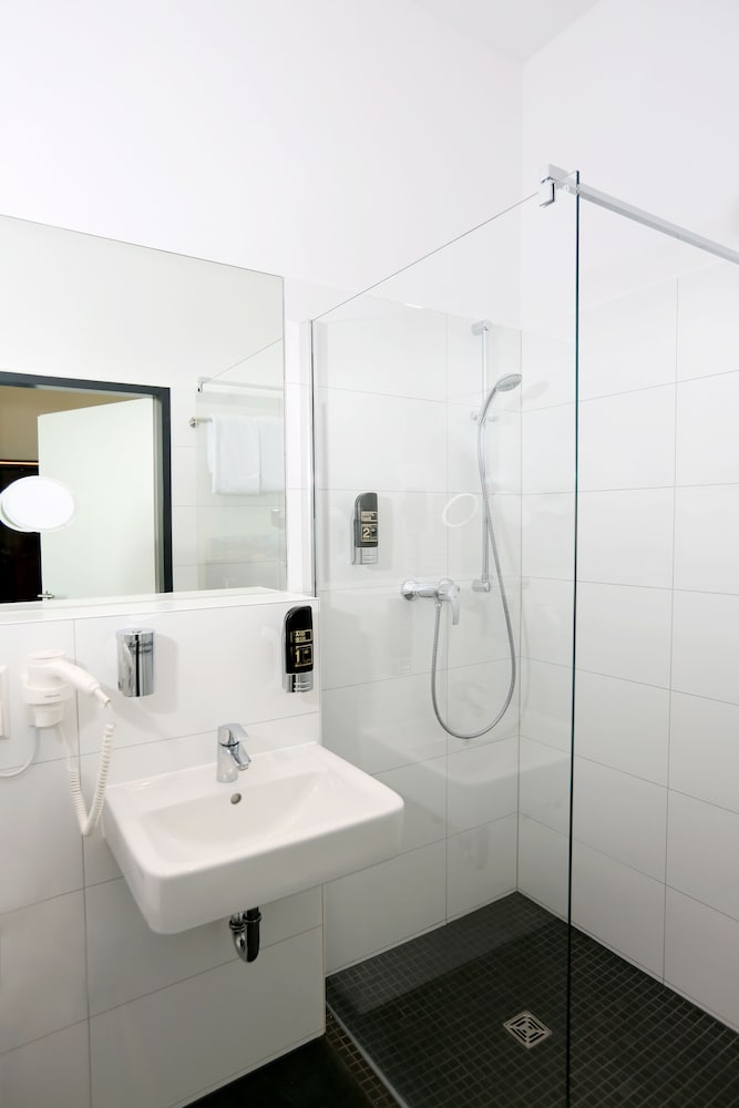 H24 Hoteltow 33/34