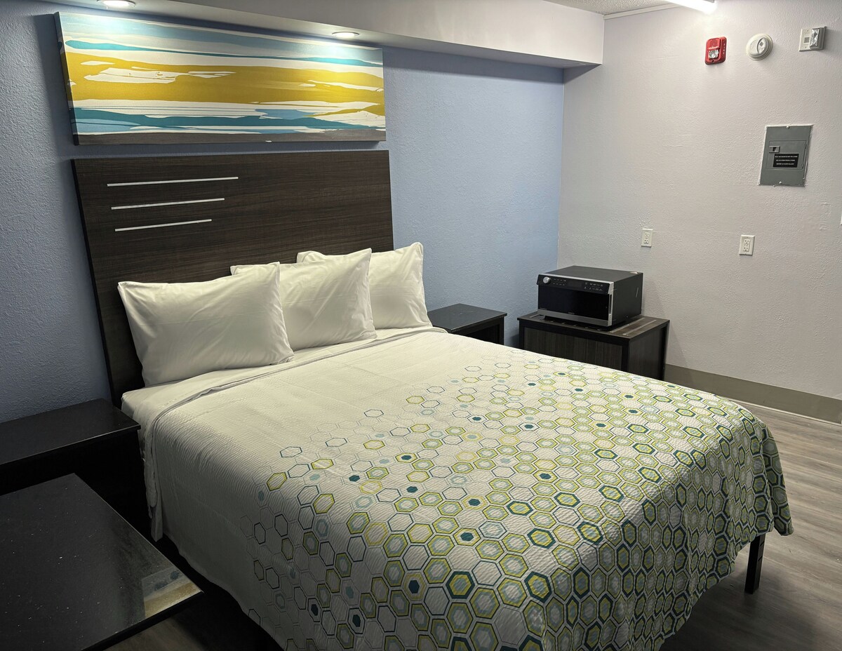 HomeTowne Studios by Red Roof Birmingham - Airport 3/11