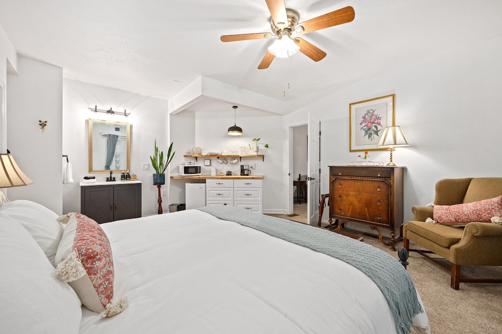 Luxury, Suite, King Bed, Kitchenette
