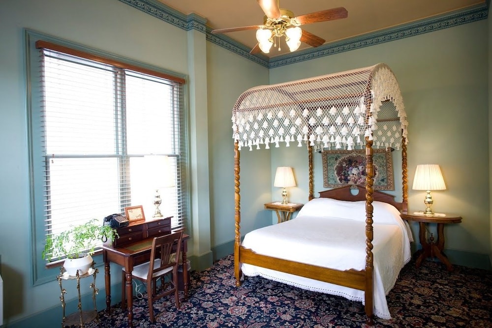 The Weinhard Hotel 9/44
