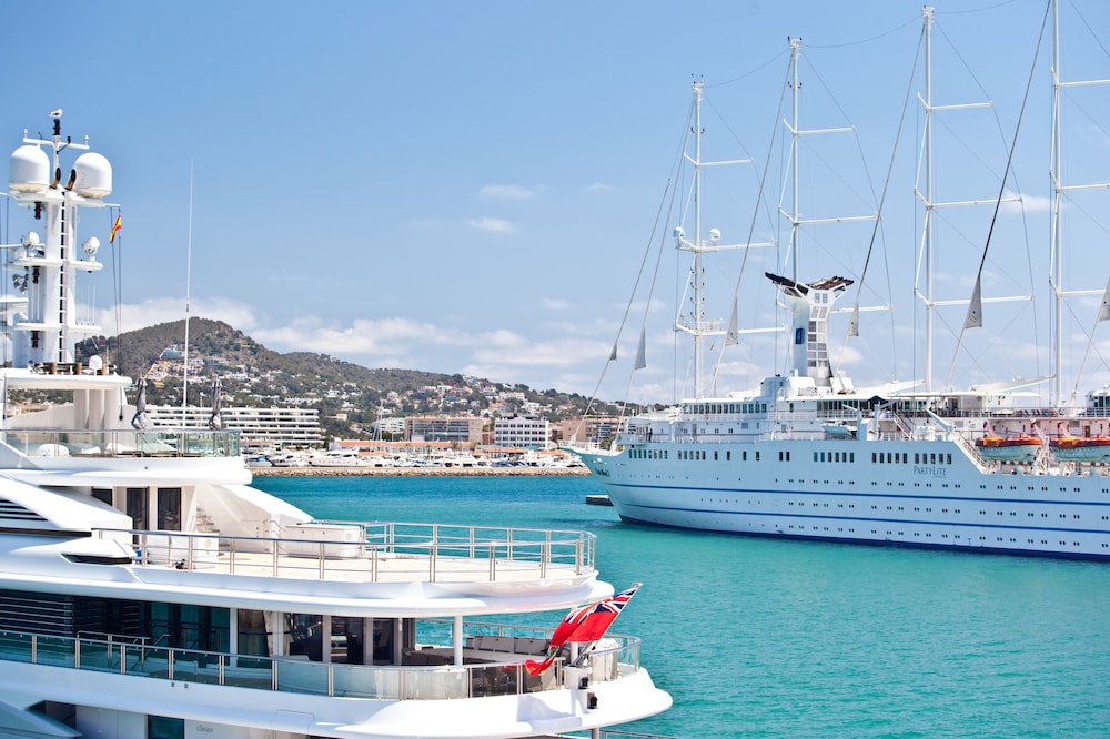 Hotel Ryans La Marina 40/69