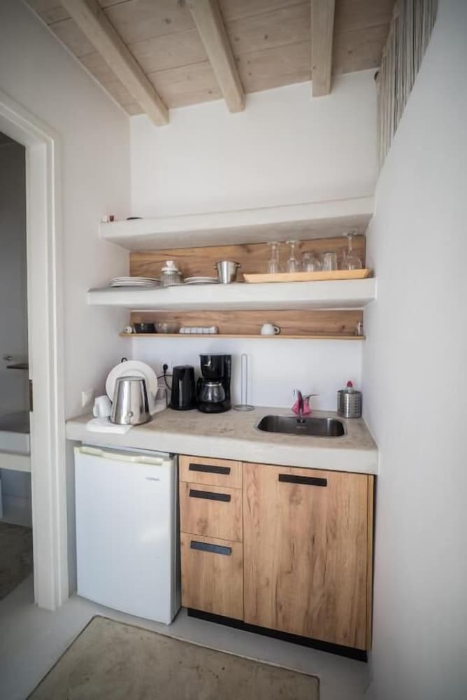 WHITE ROCK SUITES & VILLAS 4/50