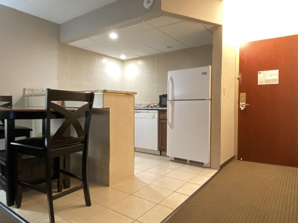 Clarion Inn and Suites Grand Rapids Airport 50/63