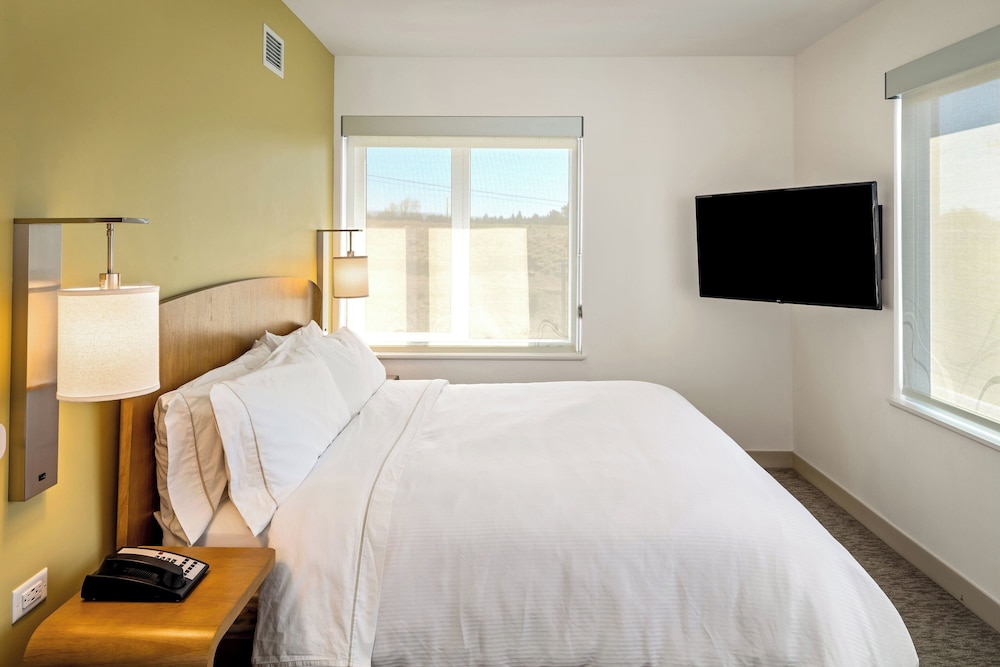 1 Bedroom, Executive, Suite, King Bed, Sofa, Accessible
