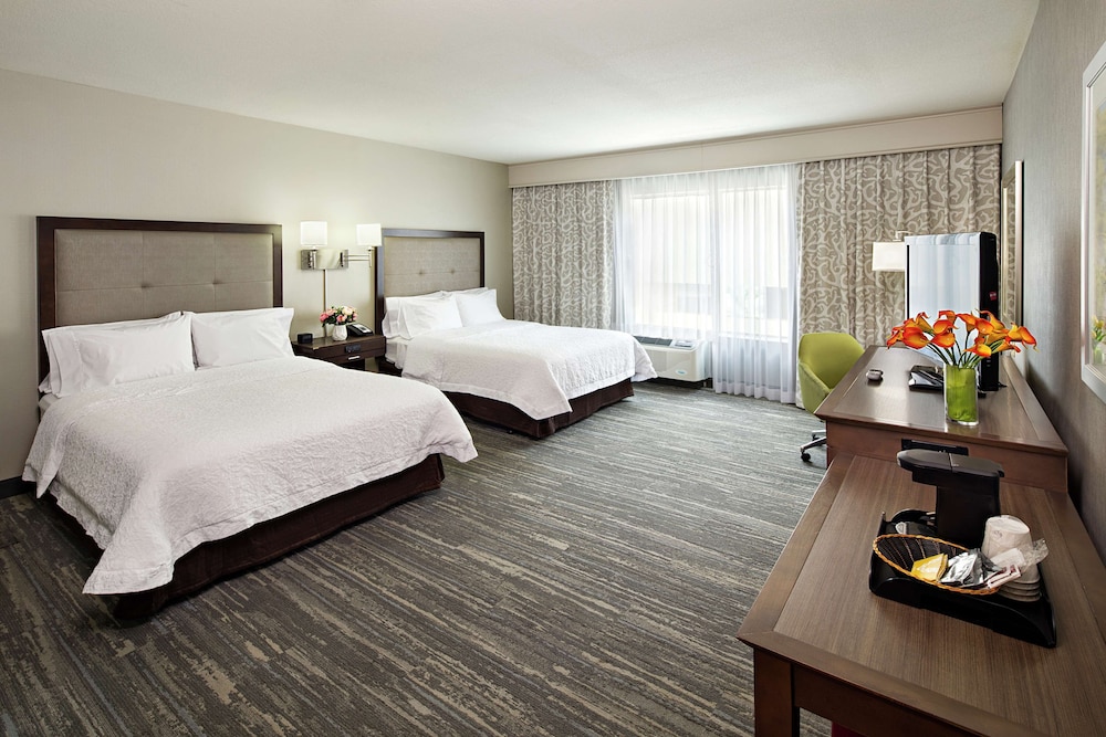 Hampton Inn & Suites Palm Desert 16/64