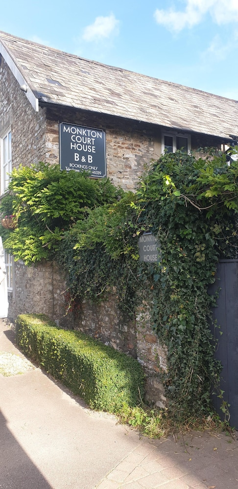 Monkton Court Hotel 7/50
