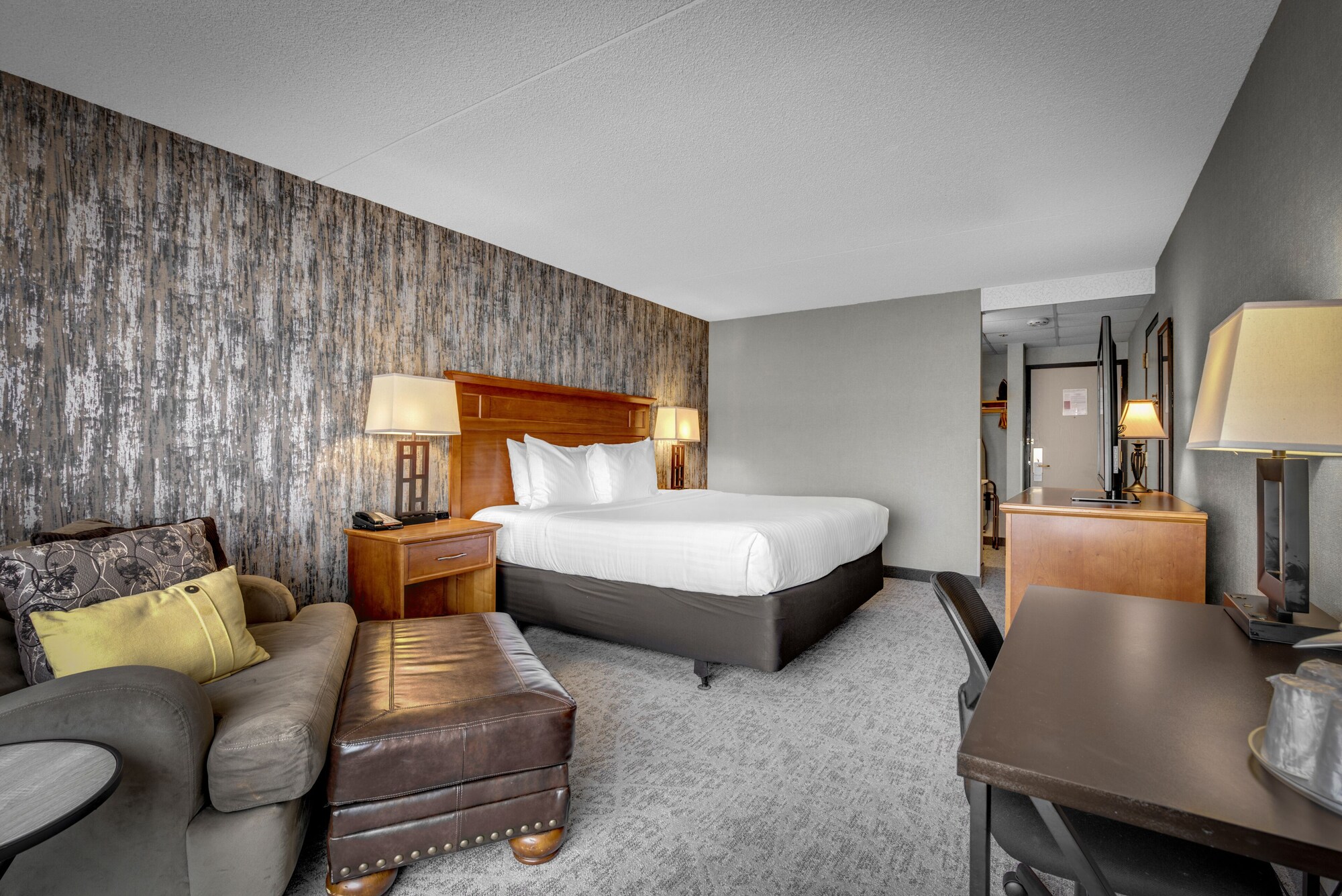 DELUXE, KING BED