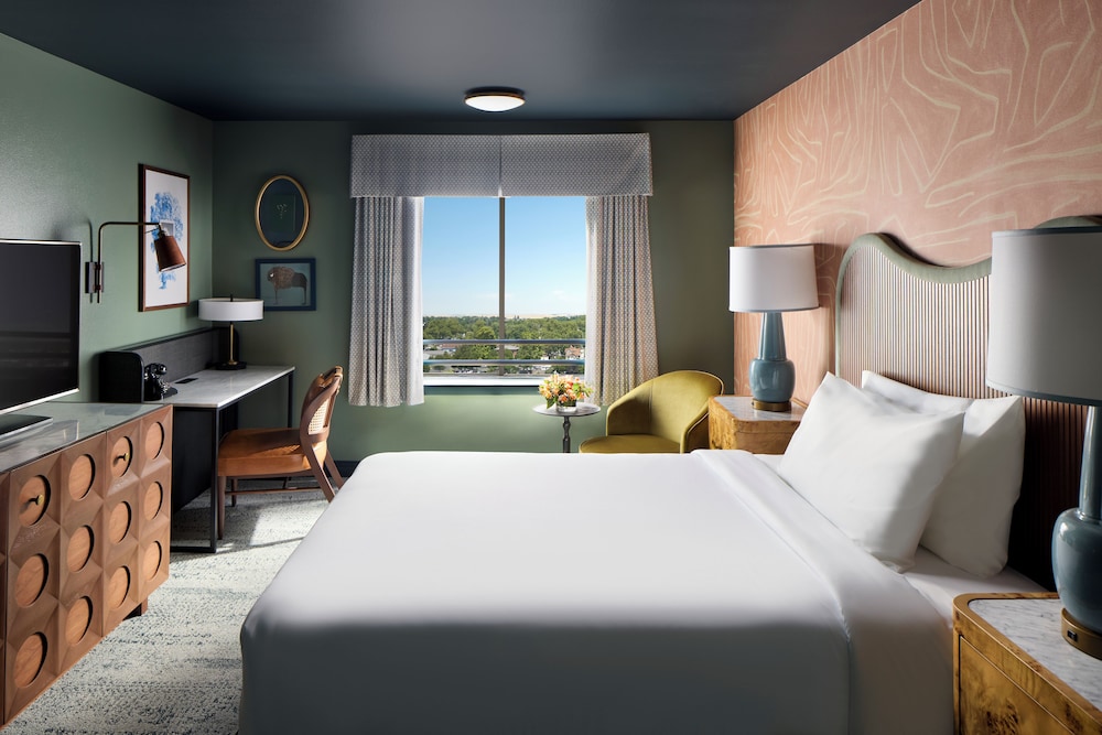 West, Queen Bed