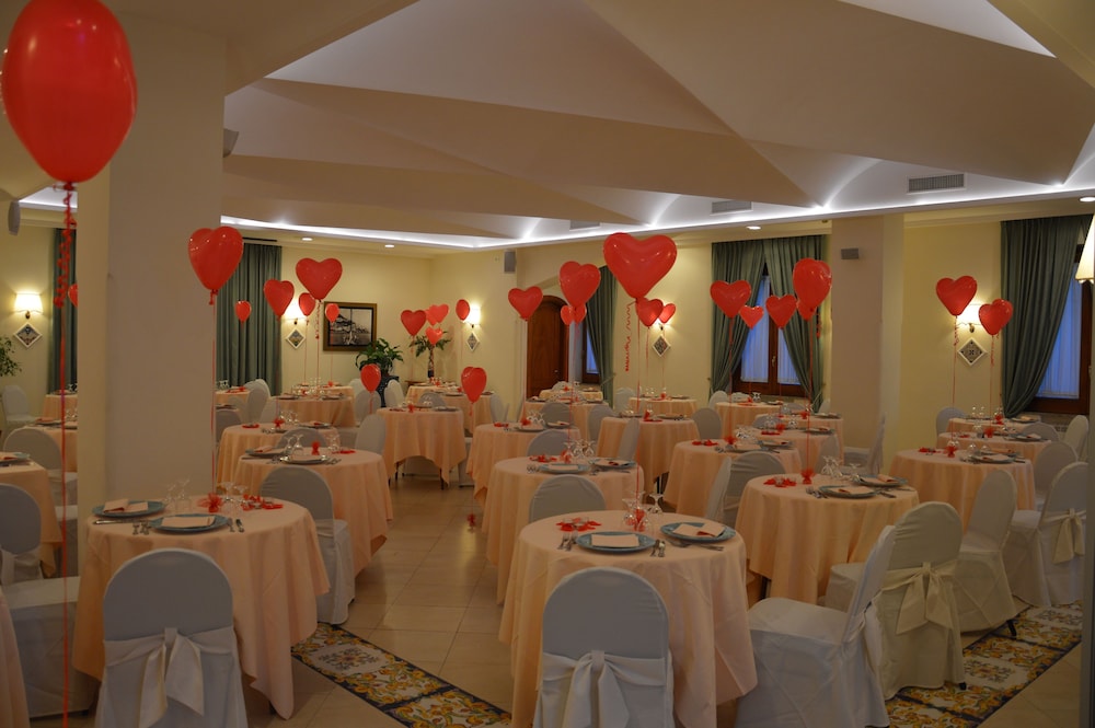 restaurant cafeteria