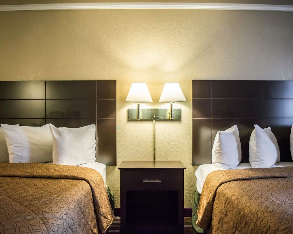 Rodeway Inn Near Ybor City - Casino 32/52