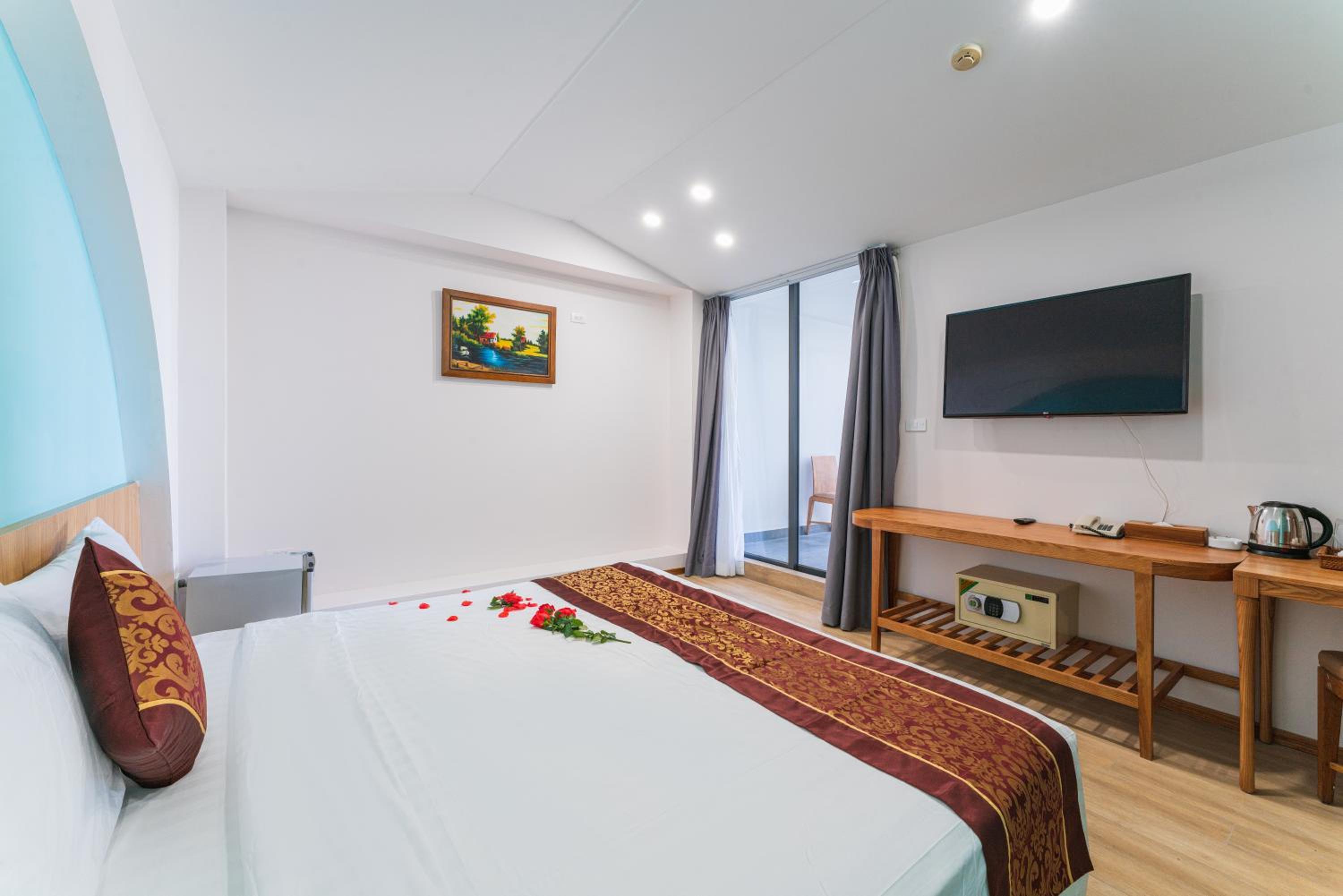 Senior, Double Bed, Partial Sea View, Balcony