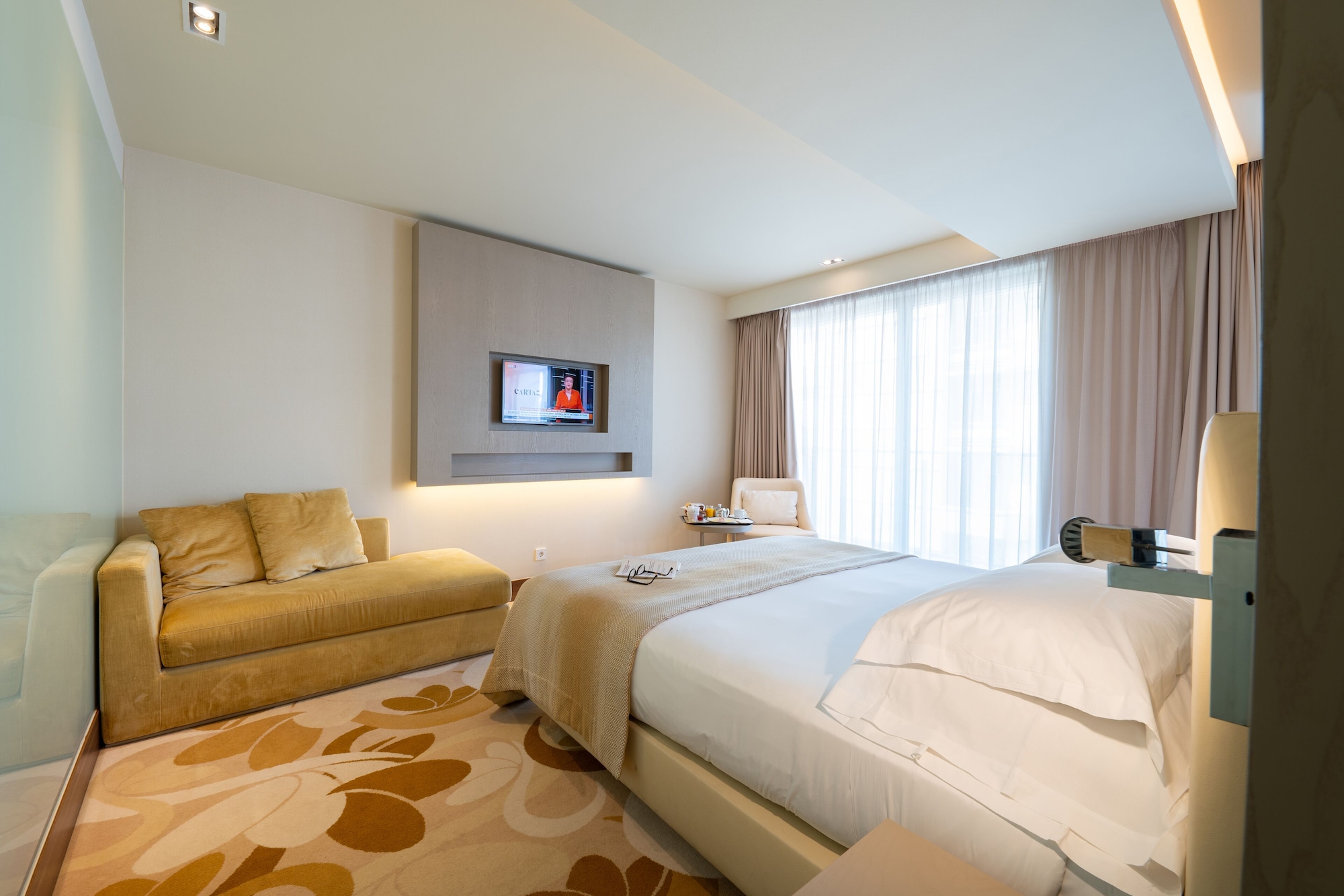 DELUXE, DOUBLE BED, WITH EXTRA BED