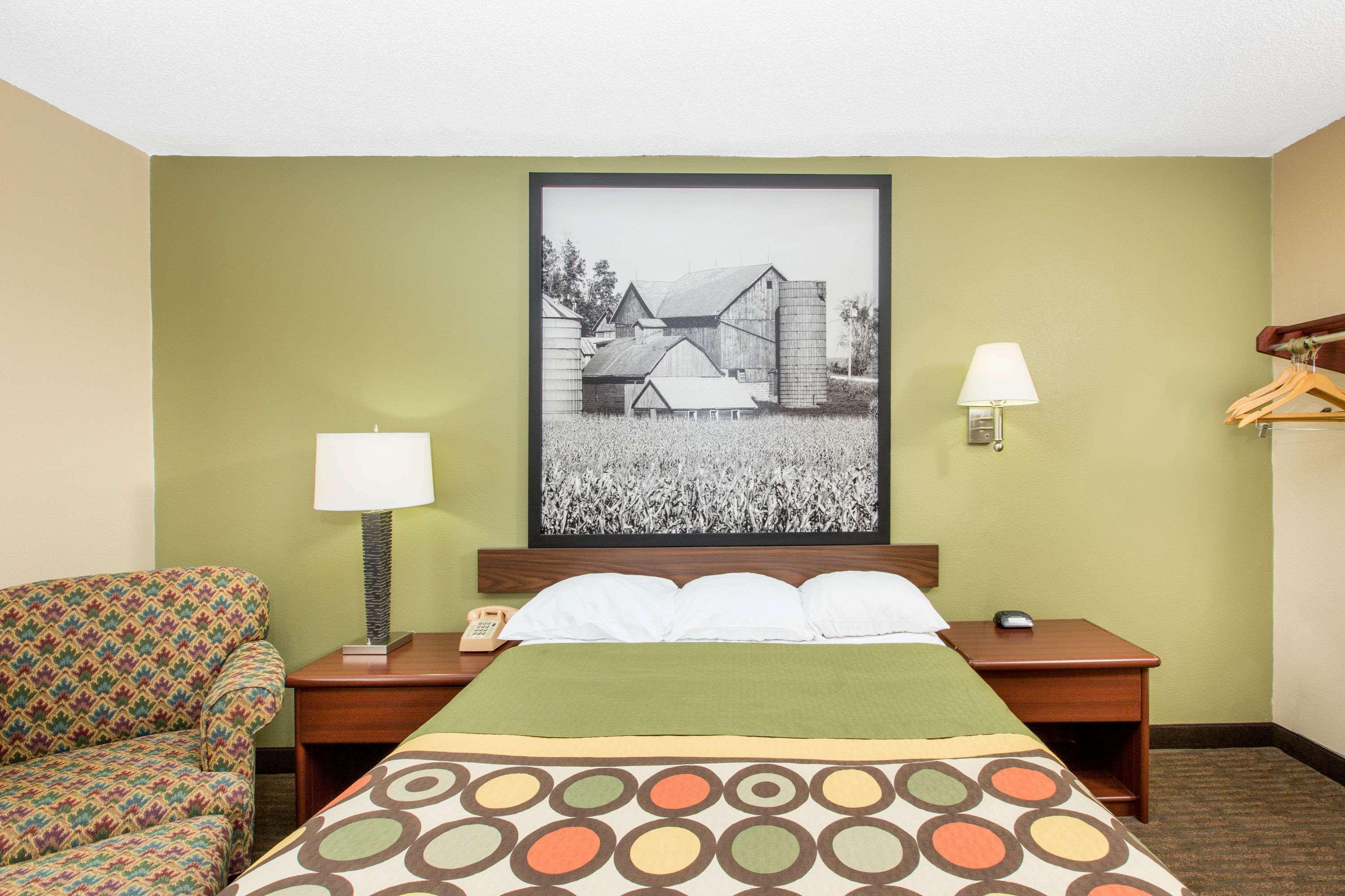 Super 8 By Wyndham Fairmont Mn 10/15