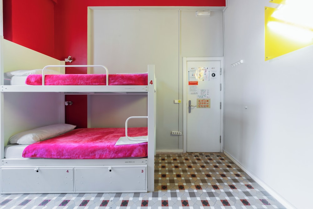 FEMALE DORM, FEMALE ONLY, 8 BEDS, SHARED BATHROOM