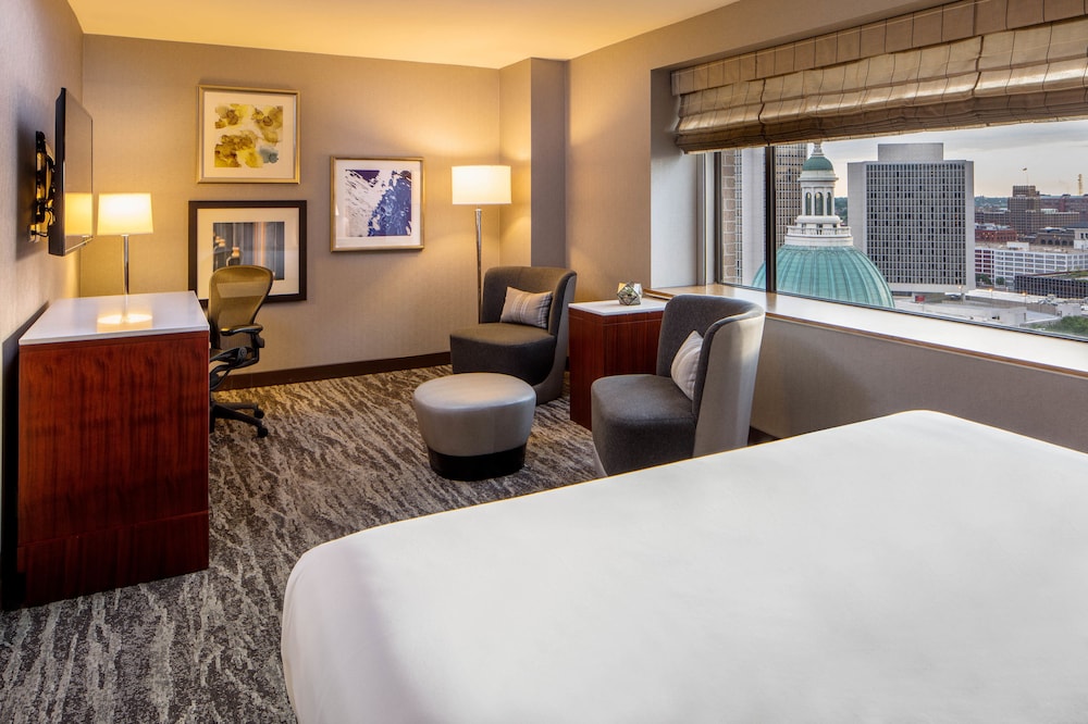 DELUXE, KING BED