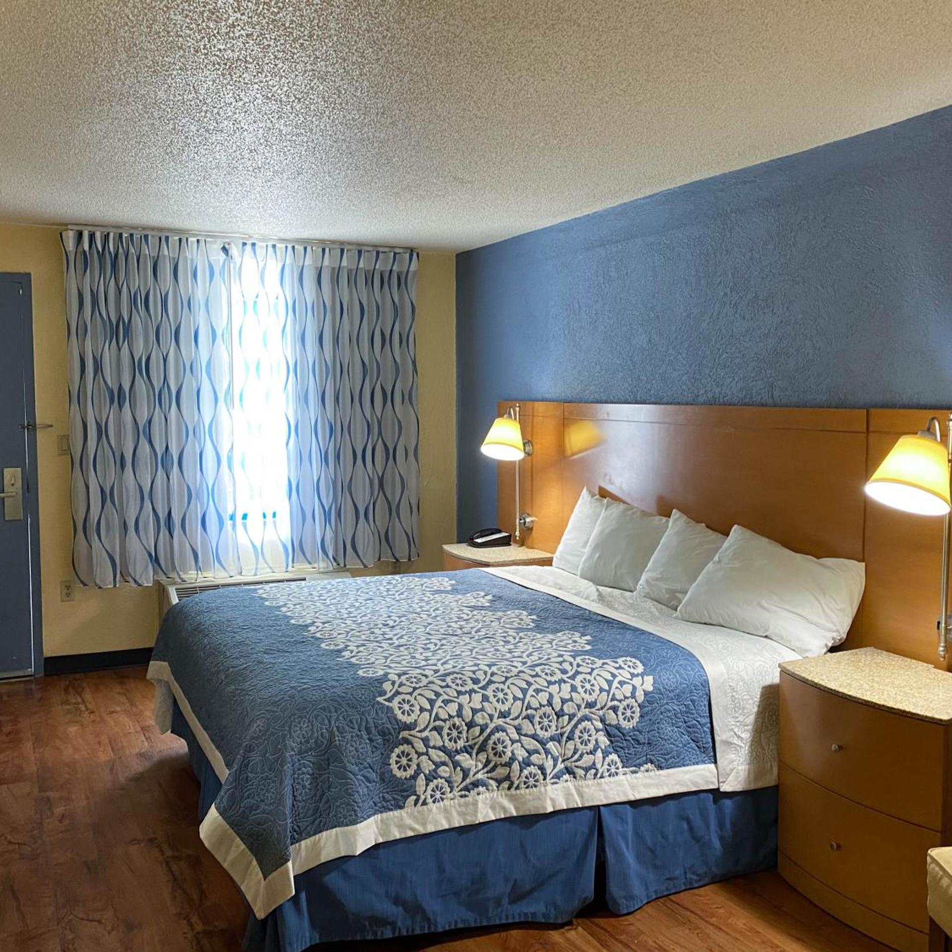 ROOM, KING BED
