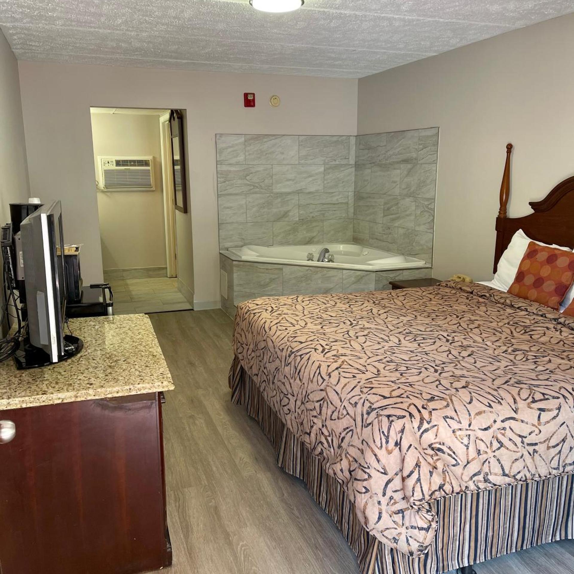 غرفة بسرير كينج بجاكوزي، Smoky View Inn 3/6