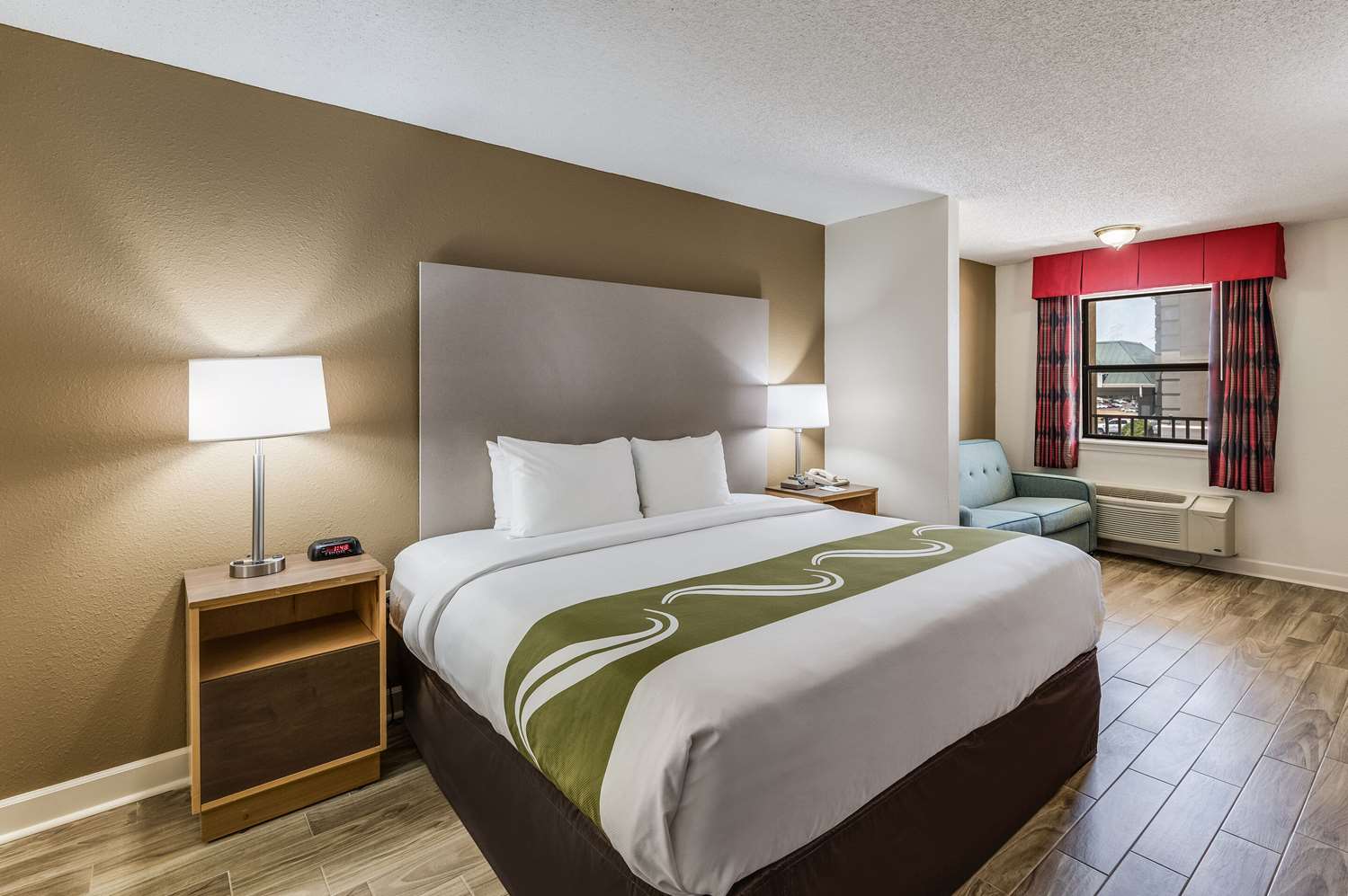 غرفة بسرير كينج للمدخنين، Quality Inn and Suites Hot Springs Lake Hamilton 2/3
