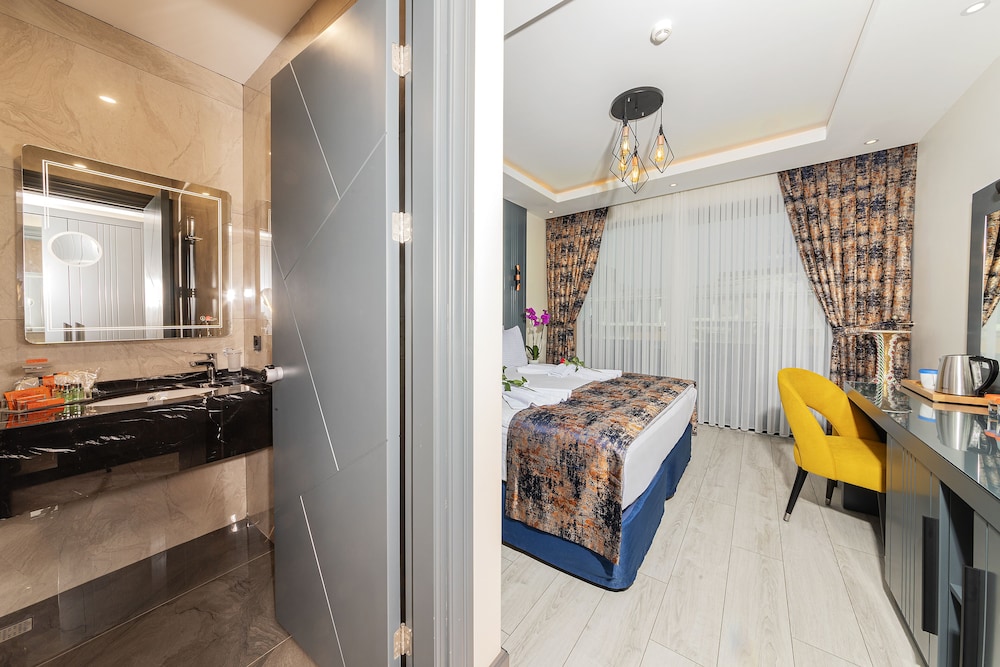 The Magnaura Palace Hotel 14/87