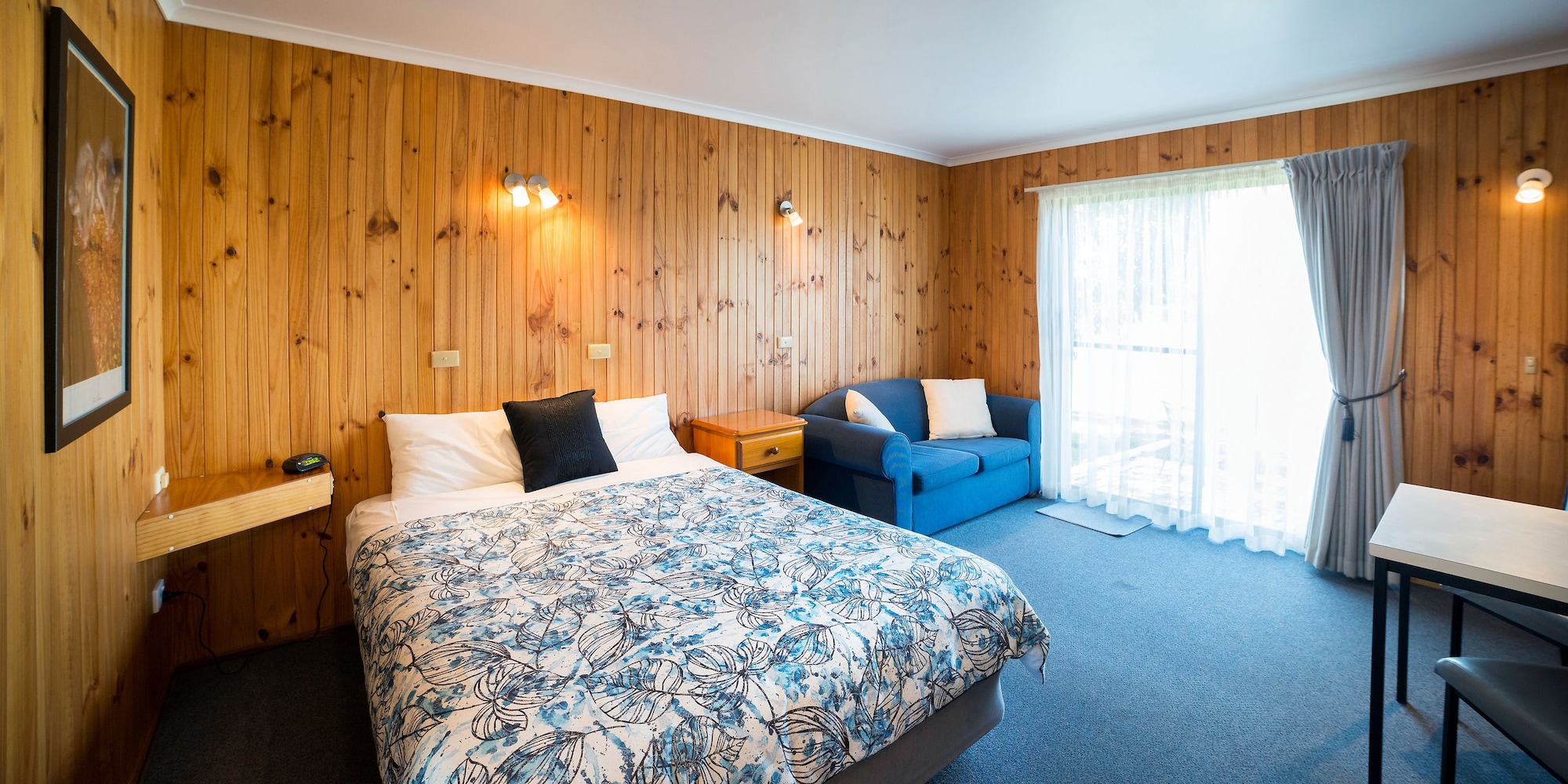 Room, Queen Bed, Mountain View