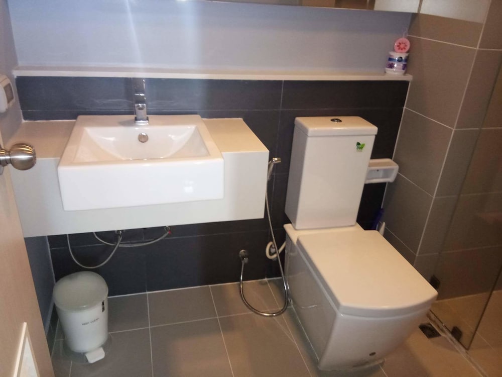 Acqua Condominium 49/50