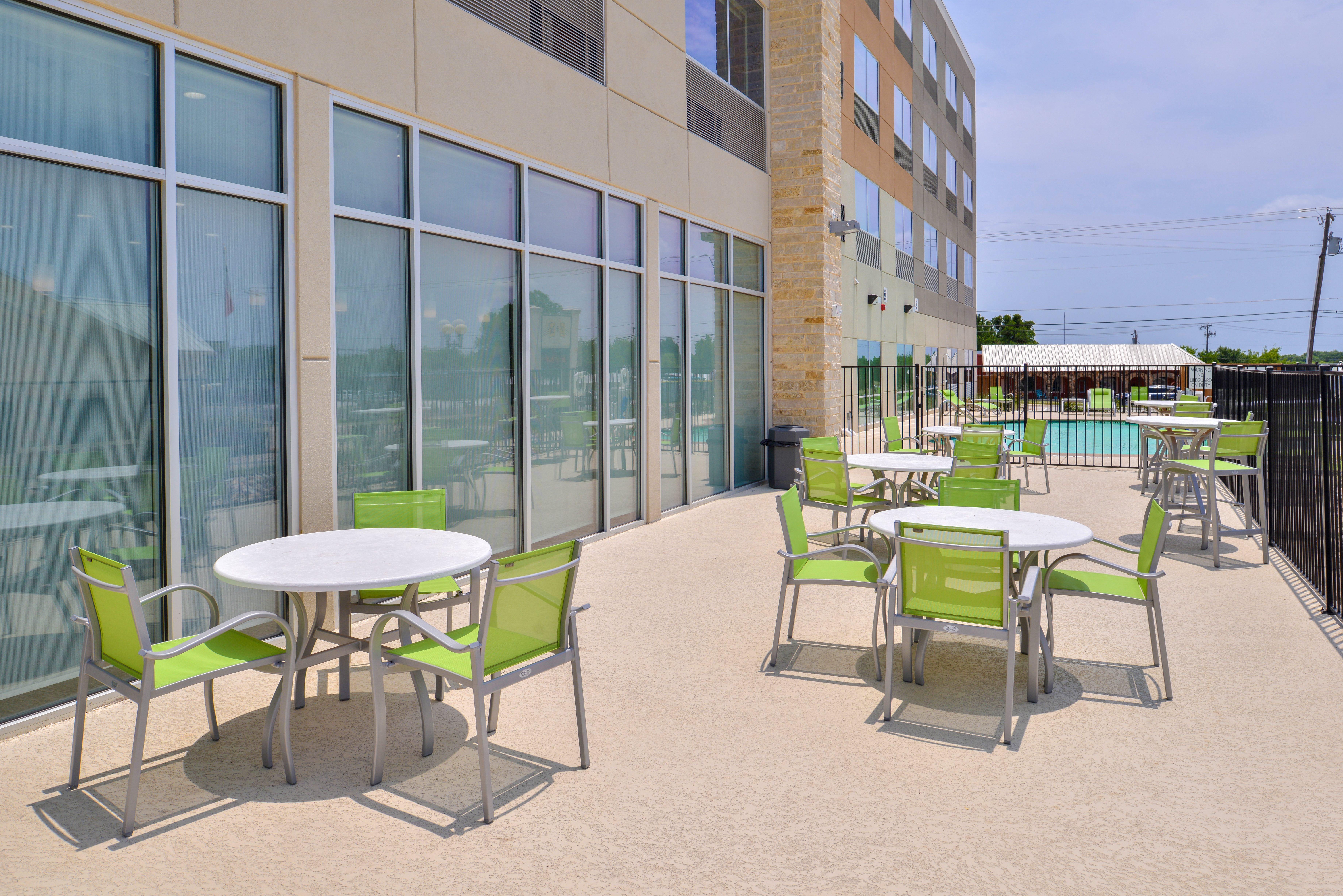 HOLIDAY INN EXPRESS EARLY 18/34
