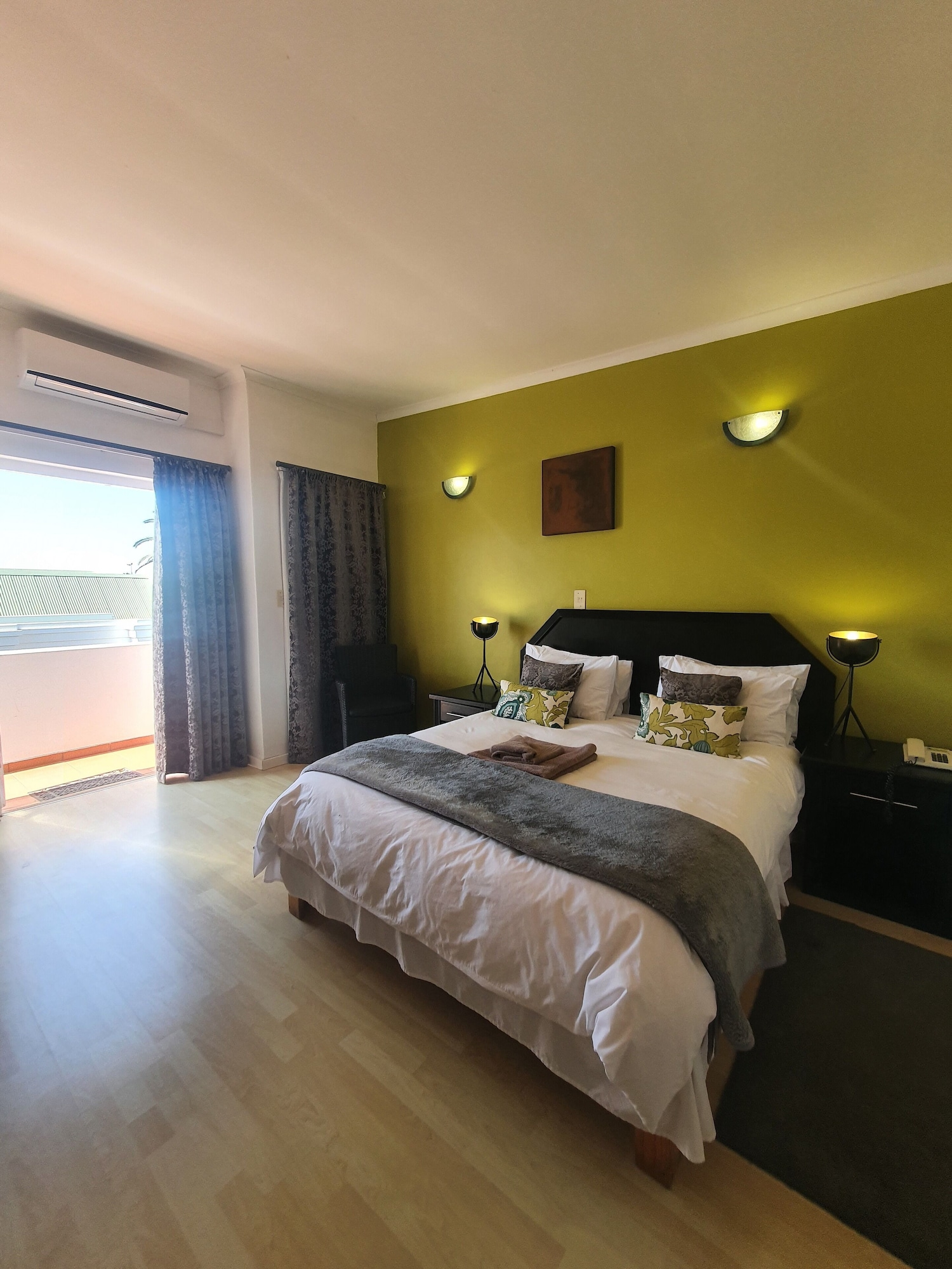 DELUXE, QUEEN BED, GARDEN VIEW