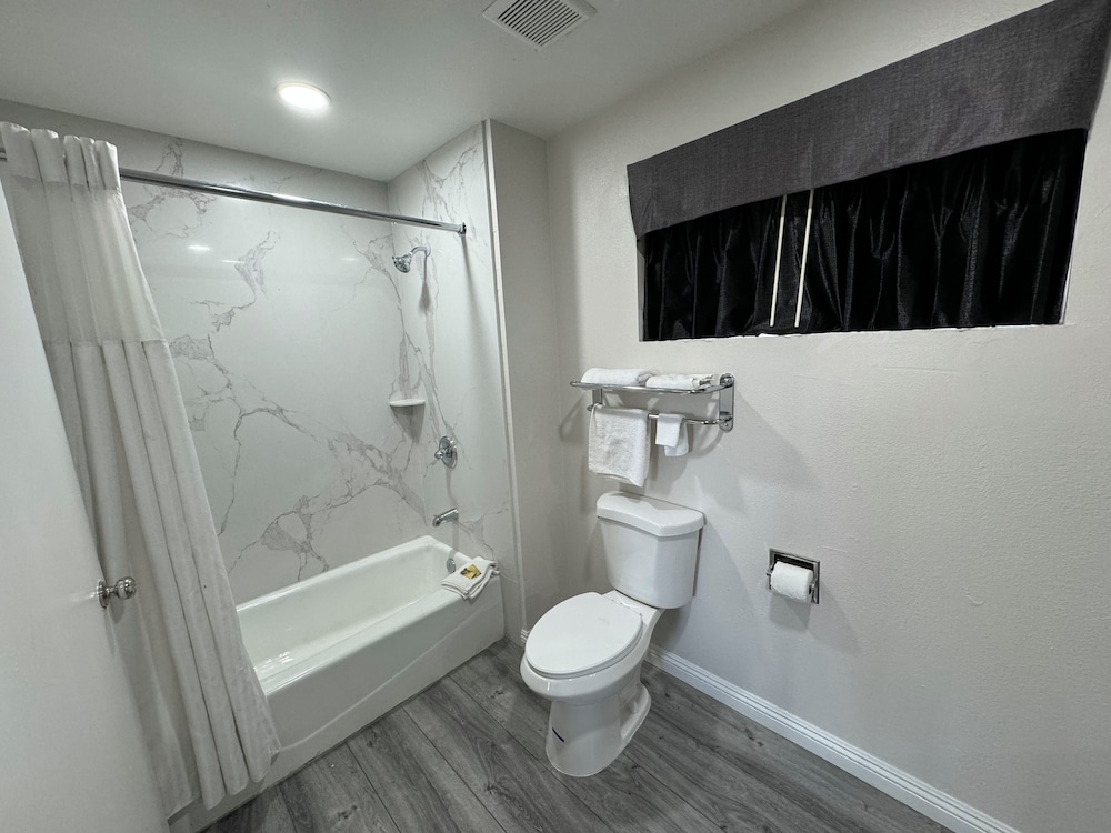 Five Star Inn West Covina 39/42