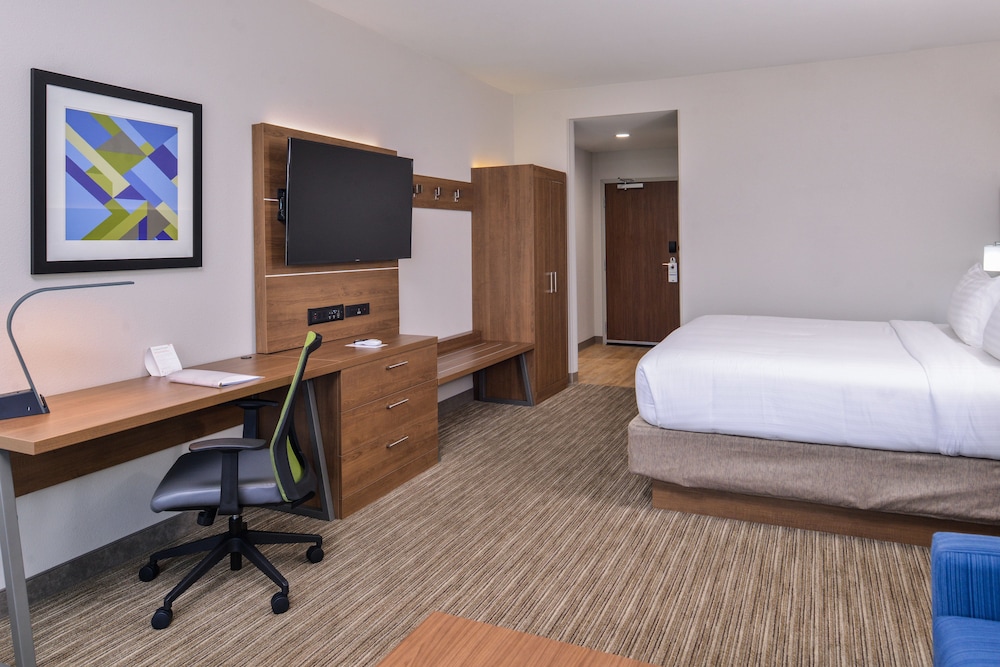 Holiday Inn Express Suites Siloam Springs 21/57
