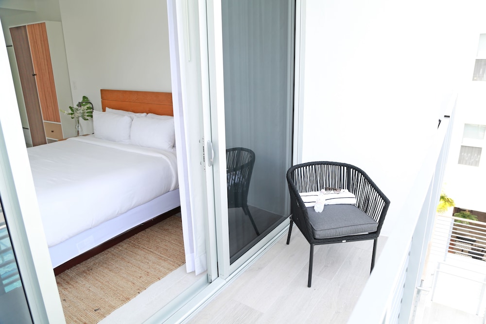 The Meridian Hotel 33/69